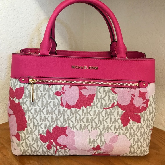 Michael Kors Handbags - ➕ Michael Kors Hailee Medium Satchel granita Pink